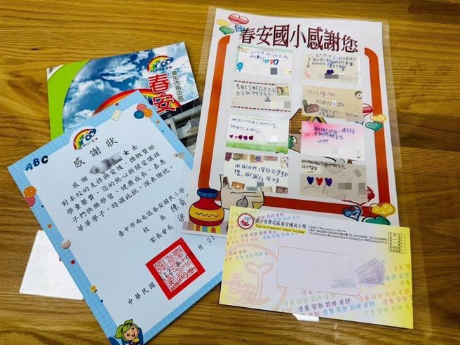 受到帮助的小朋友也写感谢卡给邱小姐，感谢她的善心。（第四分局提供／张亦惠台中传真）