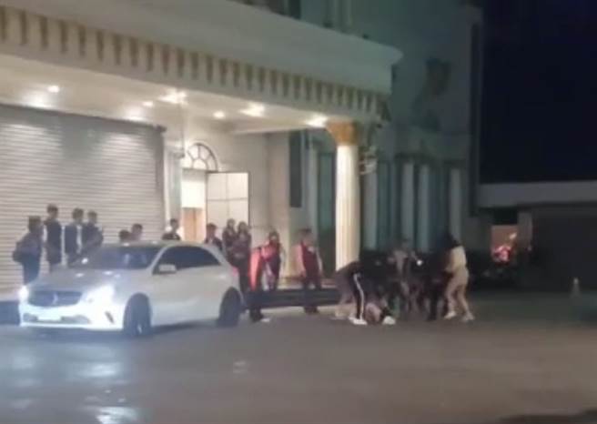 台南市北区一家舞厅1日凌晨发生3名舞小姐衝突互殴，引来警方处理。（读者提供／程炳璋台南传真）