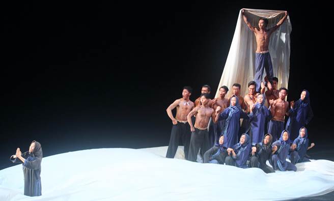 从焚香祭祖带出祖先的「筚路蓝缕，以启山林」的歷程。（张铠乙摄）