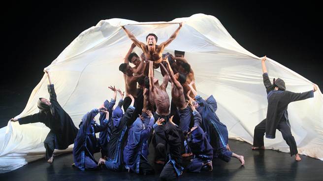 从焚香祭祖带出祖先的「筚路蓝缕，以启山林」的歷程。（张铠乙摄）