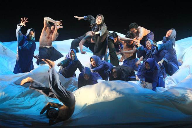 从焚香祭祖带出祖先的「筚路蓝缕，以启山林」的歷程。（张铠乙摄）