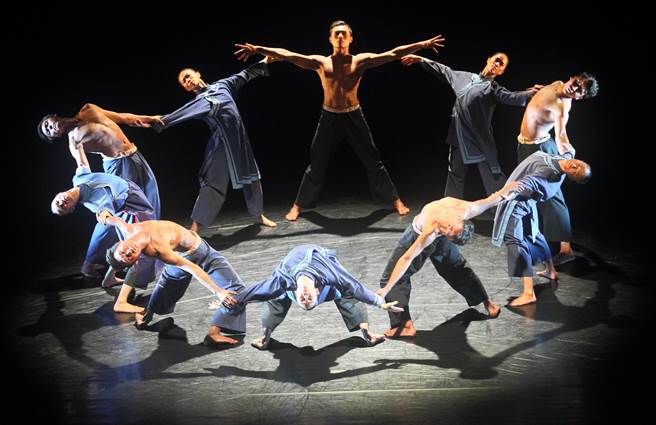 第8代舞者以肉身拚搏，展现台湾先民艰苦奋斗意境。（张铠乙摄）