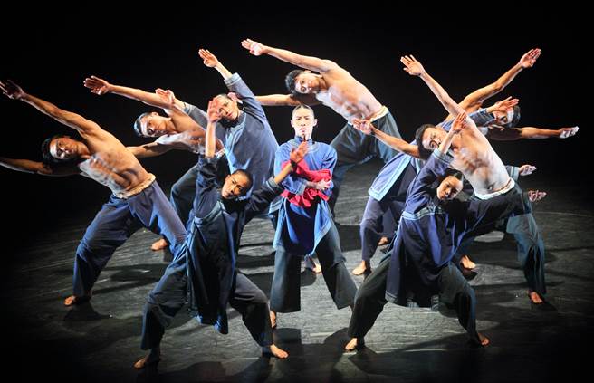 第8代舞者以肉身拚搏，展现台湾先民艰苦奋斗意境。（张铠乙摄）