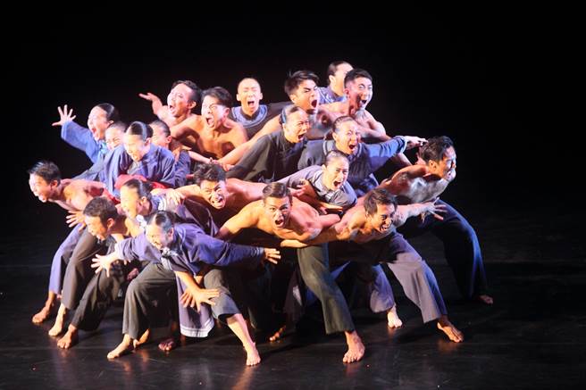 第8代舞者以肉身拚搏，展现台湾先民艰苦奋斗意境。（张铠乙摄）