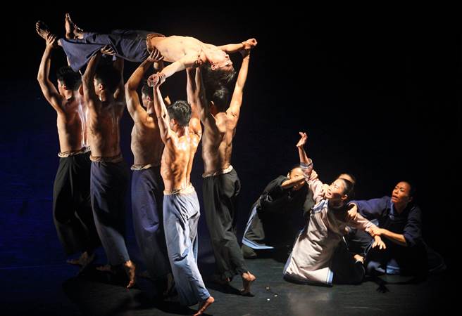 整体演出以焚香祭祖破题，上香后，舞者褪去时装，露出靛蓝与黑色的客家传统服装，化身先民，走上「筚路蓝褛，以启山林」的歷程。（张铠乙摄）