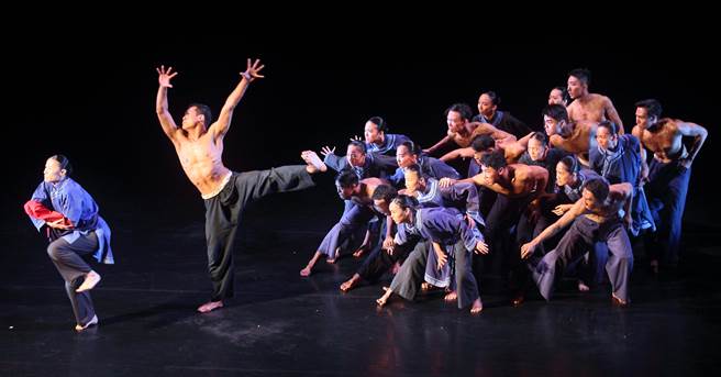 整体演出以焚香祭祖破题，上香后，舞者褪去时装，露出靛蓝与黑色的客家传统服装，化身先民，走上「筚路蓝褛，以启山林」的歷程。（张铠乙摄）