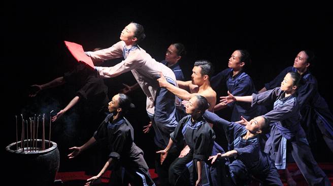 《薪传》舞作描述先民渡海来台开垦的过程，舞蹈意象明确且直白，舞台形式极简。（张铠乙摄）