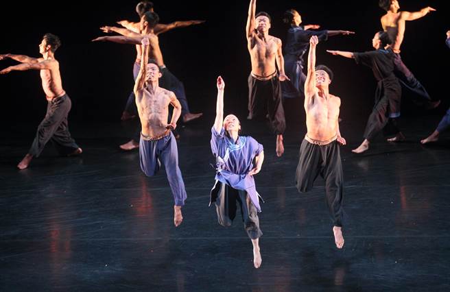 云门舞集50周年重演创办人林怀民的代表作《薪传》，在淡水云门剧场举办全本演出彩排场，第8代舞者以肉身拚搏，展现台湾先民艰苦奋斗意境。（张铠乙摄）