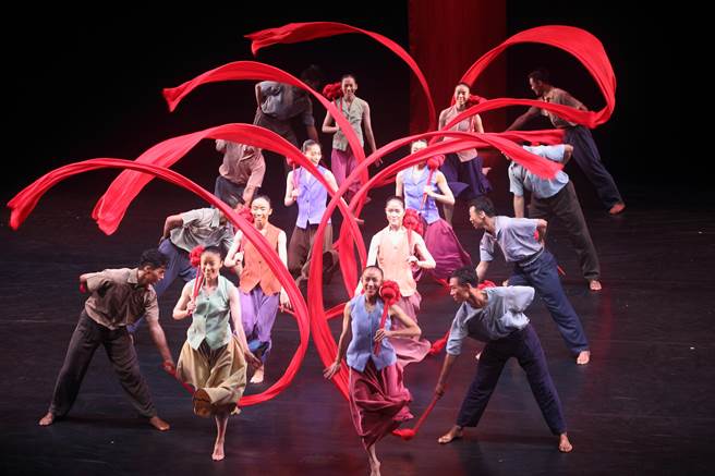 云门舞集50周年重演创办人林怀民的代表作《薪传》，舞蹈意象明确且直白，舞台形式极简，使用白布、红布等，表现故事情节。（张铠乙摄）