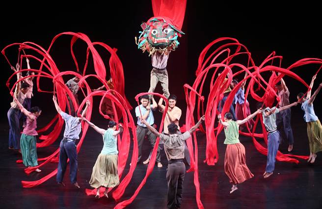 云门舞集50周年重演创办人林怀民的代表作《薪传》，描述先民渡海来台开垦的过程，舞蹈意象明确且直白，舞台形式极简，使用白布、红布等，表现故事情节。（张铠乙摄）