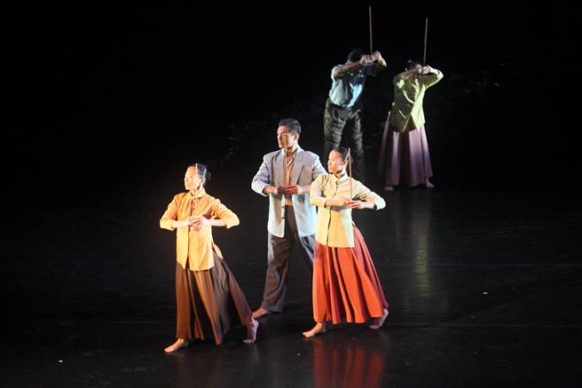 《薪传》在淡水云门剧场举办全本演出彩排场，整场演出以焚香祭祖破题。（张铠乙摄）