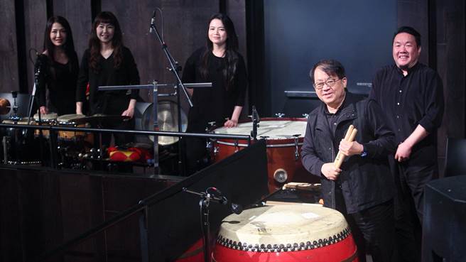 朱宗庆打击乐团艺术总监朱宗庆（右二），曾是过去《薪传》海内外巡演的主要演奏者之一，这次他也回归演奏。（张铠乙摄）