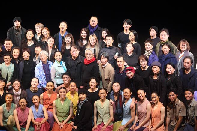 在淡水云门剧场举办全本演出彩排场，特别邀请过往曾跳过《薪传》的前云门舞者们一起聚集云门剧场，欣赏第八代舞者《薪传》版本，场面热闹温馨。（张铠乙摄）