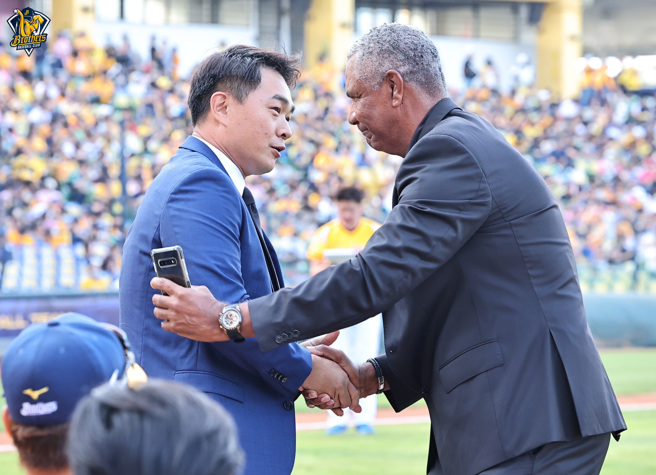 路易士（右）、彭政闵。（中信兄弟提供）