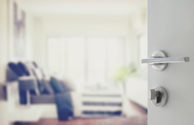 一名网友上网抱怨，清明连假前一天房间突然被取消，旅宿业者再上架房价多了一倍。（示意图／shutterstock）