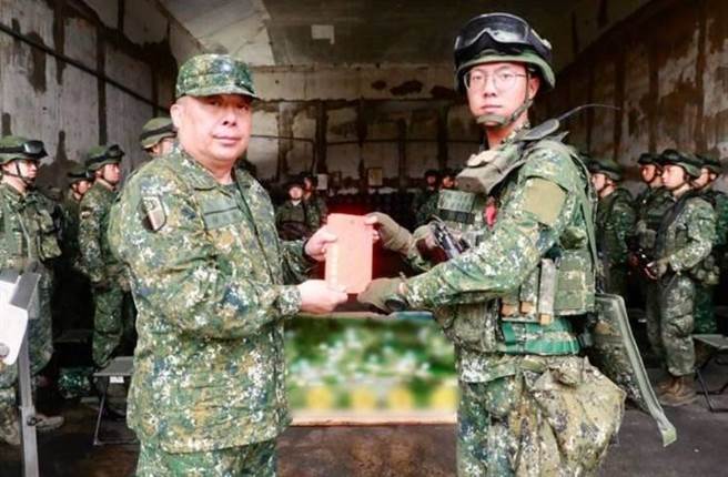陆军司令徐衍璞上将于清明连假首日，赴澎湖地区视导部队。（陆军司令部提供）