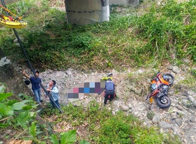 今中午1辆黄牌重机行经邻近台3线阿婆湾附近约351k民族桥时，不慎自撞路边桥墩护栏，23岁李姓男子和机车飞落6公尺裸露溪床。（中埔分局提供／吕妍庭嘉义传真）
