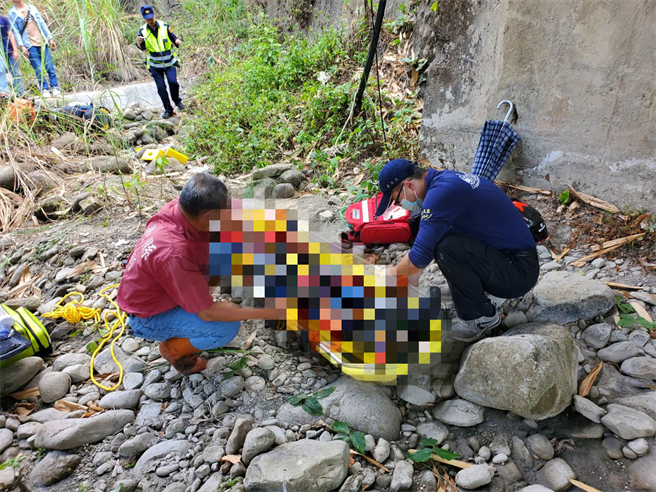 今中午1辆黄牌重机行经邻近台3线阿婆湾附近约351k民族桥时，不慎自撞路边桥墩护栏，23岁李姓男子和机车飞落6公尺裸露溪床。（嘉县消防局提供／吕妍庭嘉义传真）