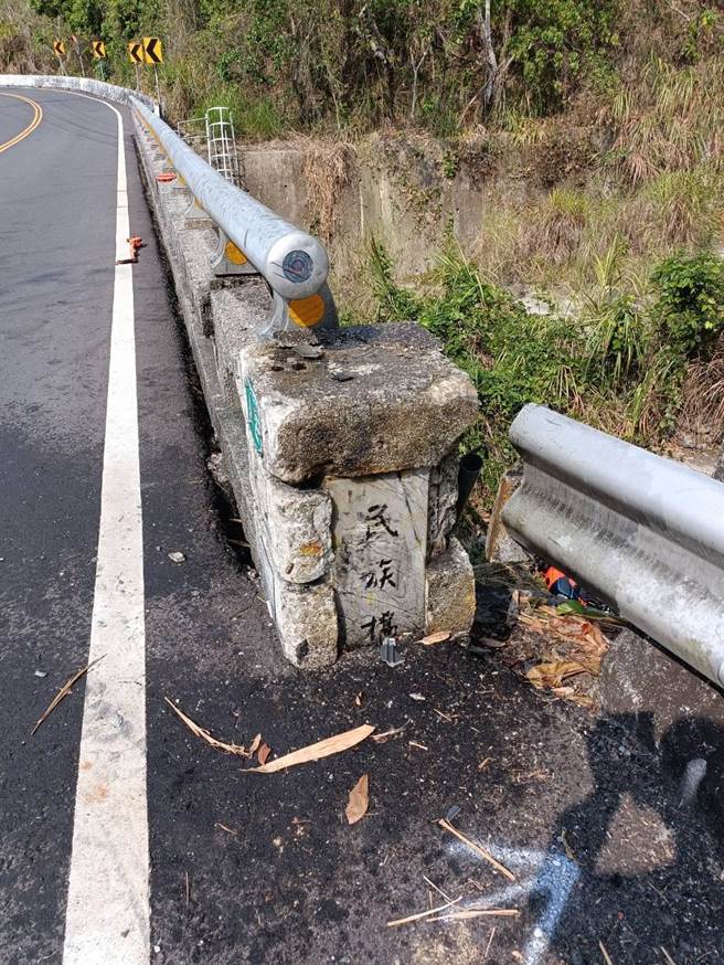 李姓男子独自骑乘1辆黄牌重机沿台3线南往北方向行驶，不慎自撞民族桥桥墩护栏，李男因此跌落桥下。（中埔分局提供／吕妍庭嘉义传真）