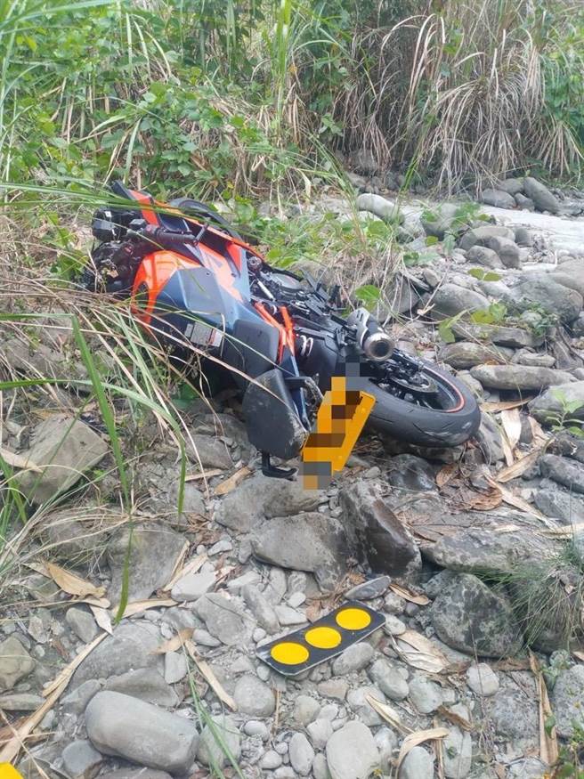 李姓男子独自骑乘1辆黄牌重机沿台3线南往北方向行驶，不慎自撞民族桥桥墩护栏，李男因此跌落桥下。（中埔分局提供／吕妍庭嘉义传真）