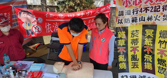 台南市将军消防分队到墓园举办防火宣导活动。（读者提供／程炳璋台南传真）