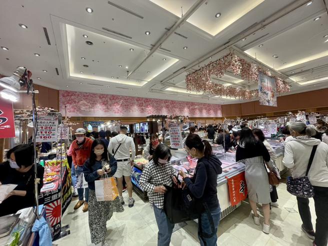 SOGO忠孝馆连假开始两天，来客数较去年成长超过3成5以上，也预计将带动业绩约两成。（SOGO提供）