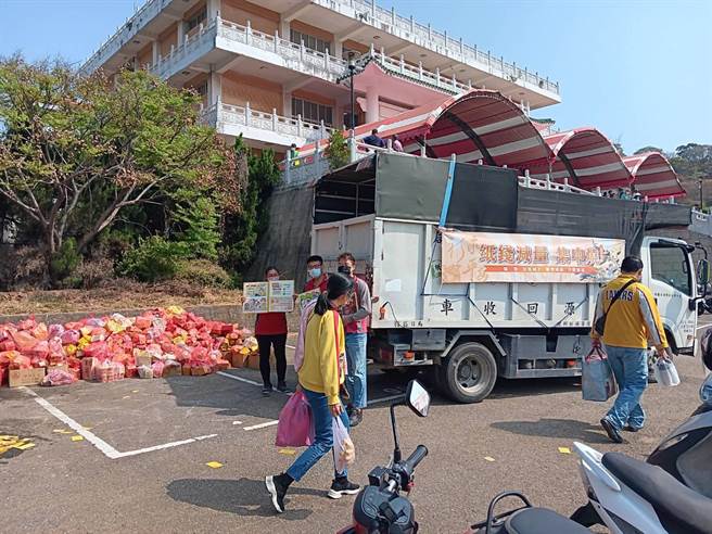 台中市环保局大力提倡环保扫墓，在各公墓设置纸钱集中区与消防局共同合作宣导市民「扫墓纸钱集中烧」及不露天烧杂草。（环保局提供／张亦惠台中传真）