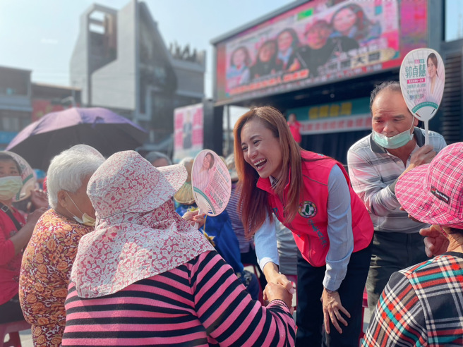 郭贞慧推动台南首场「信赖台湾」力挺总统赖清德后援会。现场聚集了三百多位自发前往的民眾，支持者十分热情。(戴志扬翻摄)