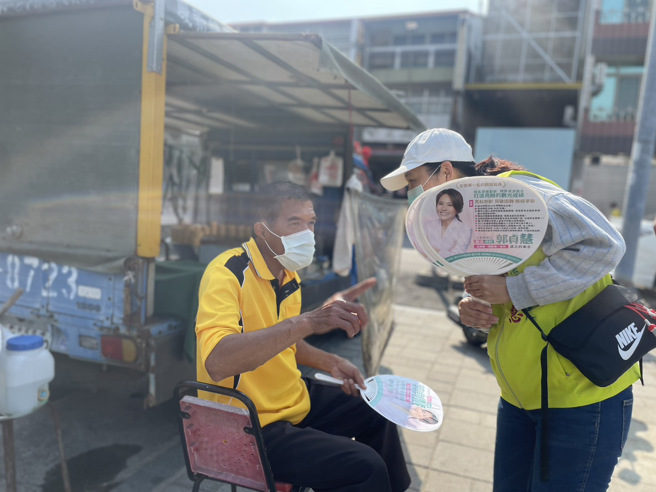 郭贞慧团队也特别准备了「扇子」，让民眾「搧凉」，象徵要带来「善良」的选风。(戴志扬翻摄)