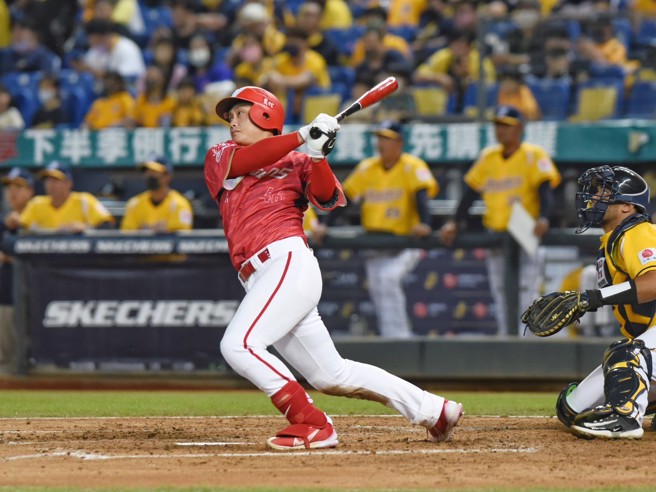 味全龙刘基鸿单场4安「猛打赏」，包含1发3分炮。（味全龙提供）