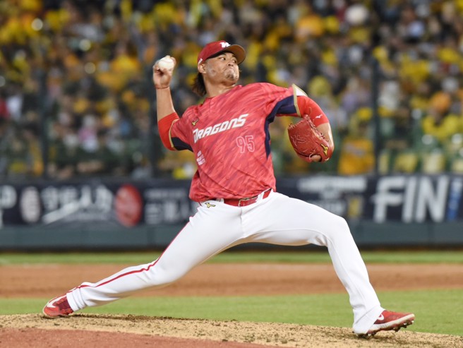 王跃霖今年改披味全龙球衣，新球季初登板让对手3上3下。（味全龙提供）