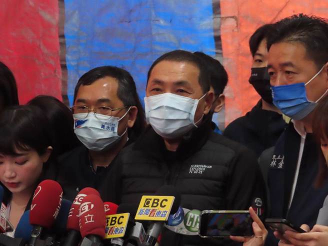 媒體人韋安認為，侯友宜（前右二）目前還是在野最強的人選。（資料照／葉德正攝）