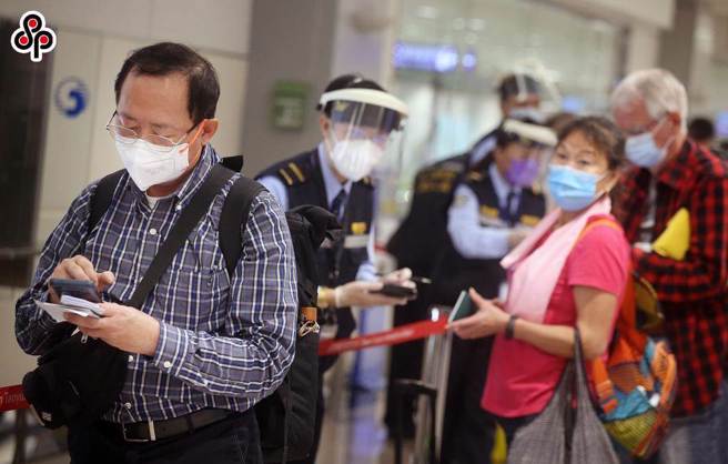 桃園機場入境管制區內，剛下機的旅客正在上網登錄入境健康資料。（示意圖／本報資料照片）