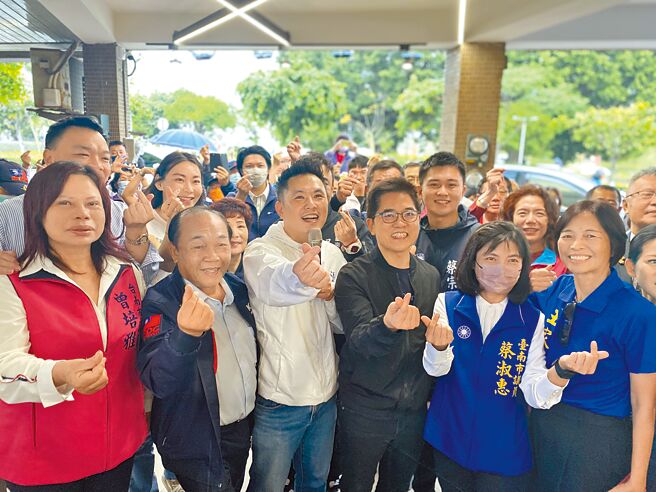 国民党不分区立委陈以信（前排左三）参选台南市第六选区立委，位于东区的「未来制作所」竞选办公室1日开张，国民党秘书长黄健庭（前排右三）期许陈以信突围为国民党拿下这1席。（曹婷婷摄）