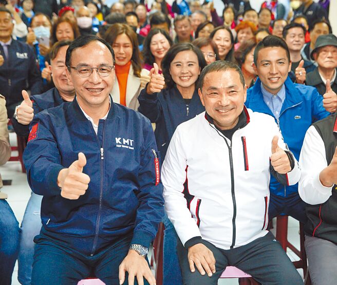 新北市长侯友宜（前排右）1日表示，他跟党主席朱立伦（前排左）沟通无碍，面对问题「我们只有一条心」。（本报资料照片）