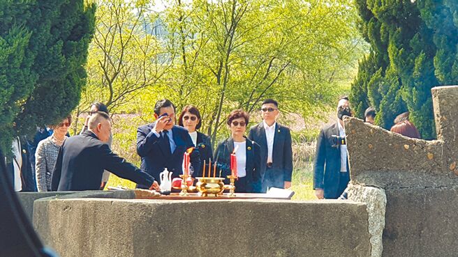 前总统马英九偕同4位姊妹，4月1日前往湖南湘潭老家祭拜祖父马立安。马英九提到祖父的遗训「黄金非宝书为宝，万事皆空善不空」。（蓝孝威摄）