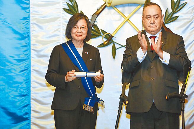瓜地马拉总统贾麦岱（右）赠勋蔡英文「金质五火山大十字勋章」。（随团媒体提供）