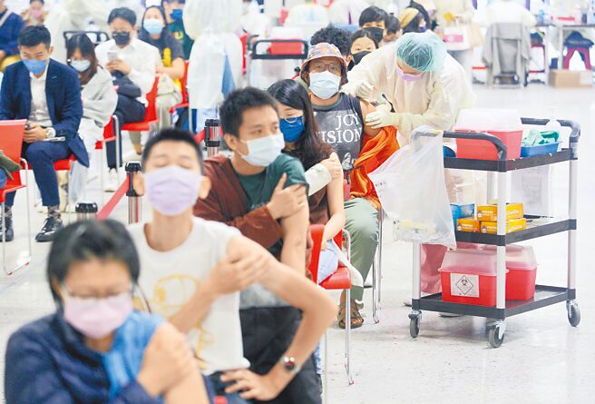 卫福部预防接种受害救济审议小组（VICP）近日公布最新审议结果，一名40多岁男性，接种AZ后引发血栓併血小板低下症候群，可获救济金150万。图为民眾打疫苗的画面，照片中人物皆与审议无关。（本报资料照片）