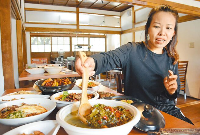 从大陆四川远嫁来台的吴治芳，以让人魂牵梦萦的美味，抚慰数千里远的思乡之情。（林和生摄）