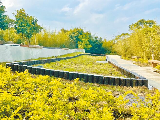 新北公立纳骨塔试办「一柜多罐」政策将扩大。图为花葬、树葬区。（新北市民政局提供／叶德正新北传真）