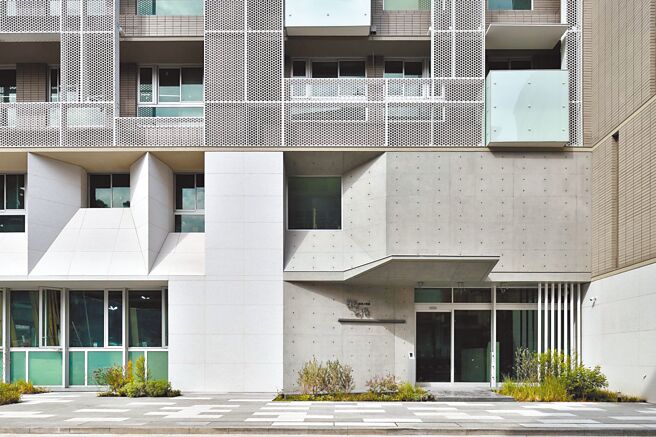 璞园建筑与精工职人诚宽建设二度携手，于德行东路推出「日日好日」新成屋案，建筑入口以清水模呼应天母的优雅生活质感。（业者提供）