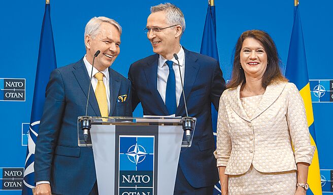 北约秘书长史托腾柏格预计10月卸任，结束近9年的任期。图为史托腾柏格（中）举行记者会，欢迎芬兰和瑞典签署北约加入议定书。（摘自NATO官网）