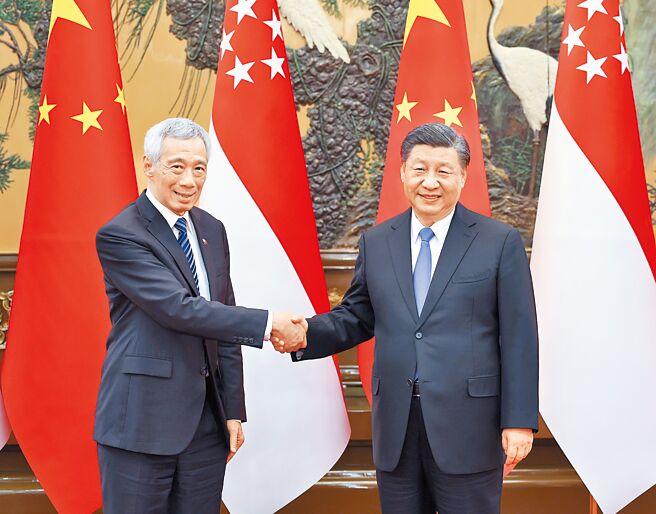 大陆国家主席习近平3月31日在北京会见新加坡总理李显龙。（新华社）