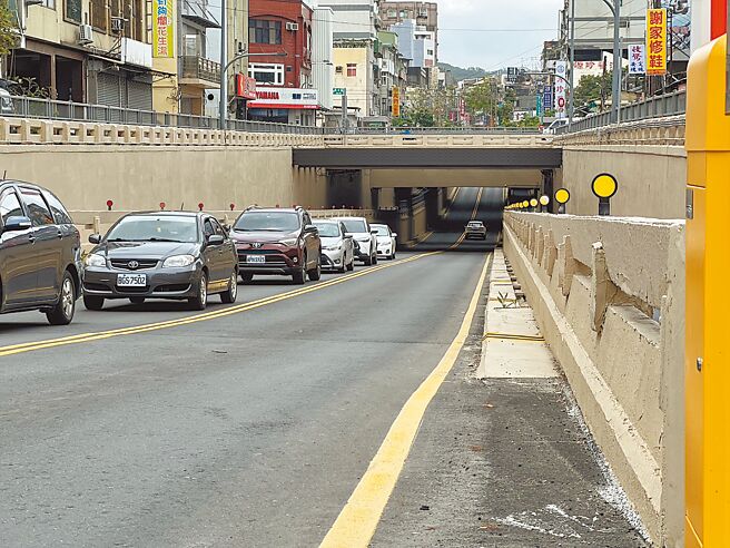 新竹市西大路地下道斥资1亿元整修，今年1月底已通车，但仍有漏水等多项问题，遭多位市议员质疑改善工程的品质。（林彦甫提供／陈育贤新竹传真）