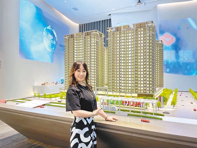 蔡季㚬以其温柔细腻的女性特质，秉持「以爱传家」的经营理念，在长期由男性主导的房产代销业界中，成功闯出一片天。（业者提供）