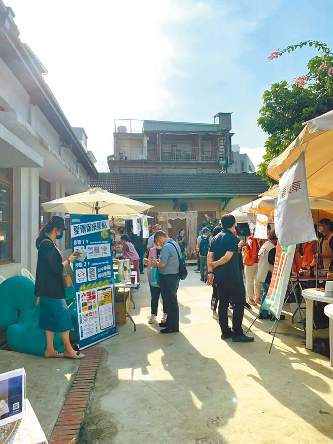台中市劳工局活化第四市场，自4月清明连假5天推出在地青年创业设摊的「四市顺利市集」。（劳工局提供／张亦惠台中传真）