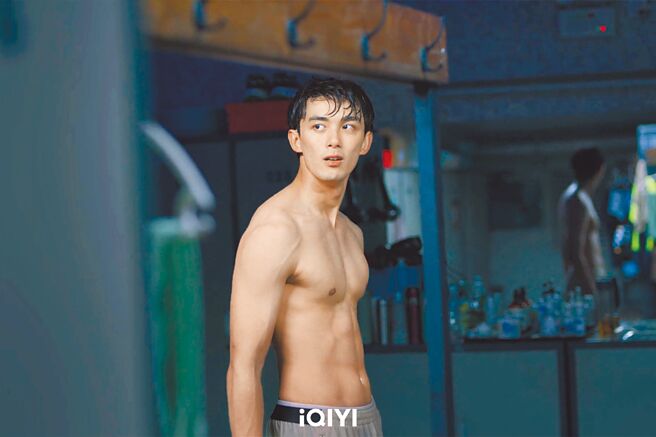 吴磊饰演羽毛球运动员，大方展现好身材。（爱奇艺国际站提供）