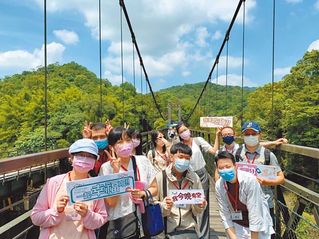 新北单身联谊活动透过户外体验、动静态游戏等多元趣味互动，让单身男女找到友谊、爱情、欢笑与幸福。（新北市政府民政局提供）