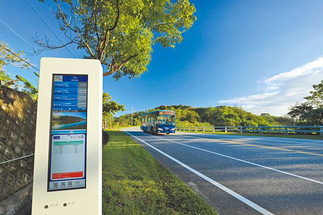 新建置智慧站牌友善国内外各地旅客，期望藉此提升搭乘率，达到低碳优游目标。（花莲县政府提供）