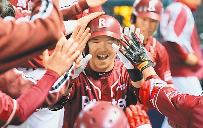 乐天桃猿代打廖健富从中信兄弟左投德保拉手中轰出逆转3分炮，回到休息室与队友击掌庆祝。（乐天桃猿提供）